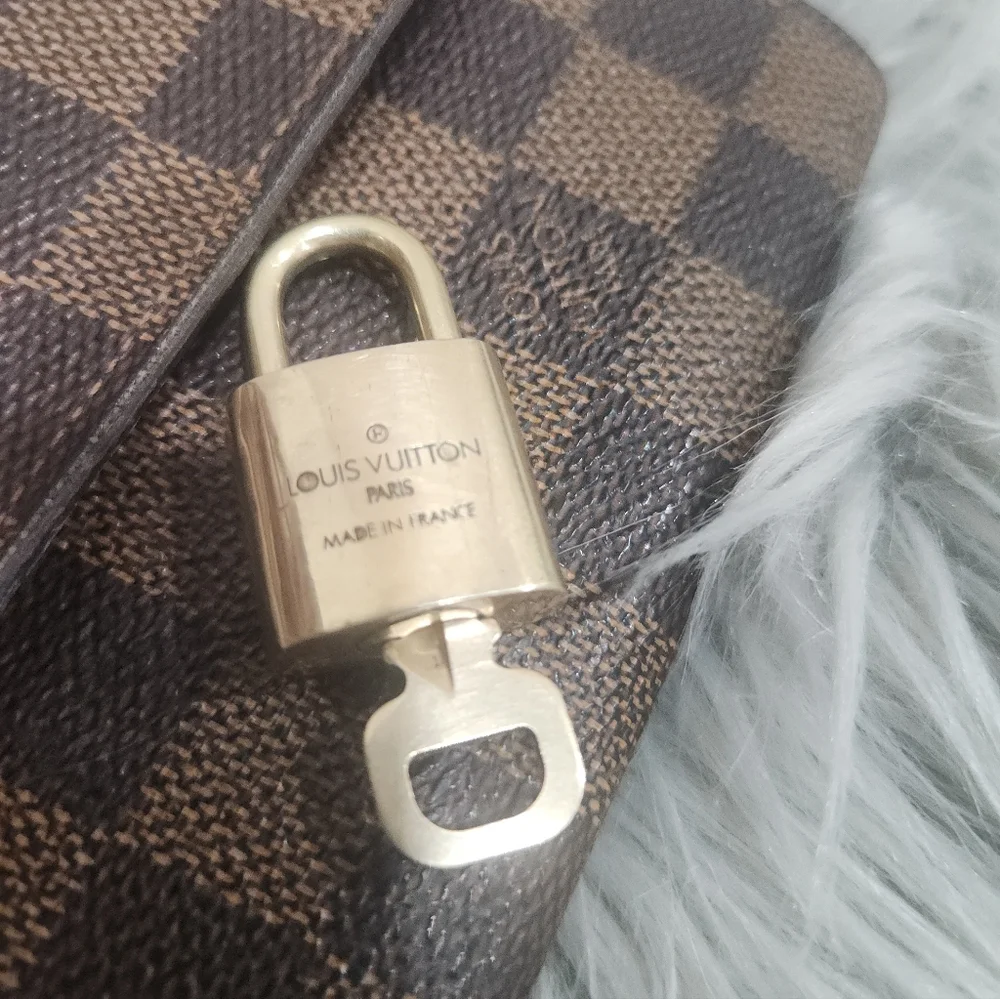 Louis Vuitton Gold-tone LV Padlock and Key 318 - Picture 6 of 7
